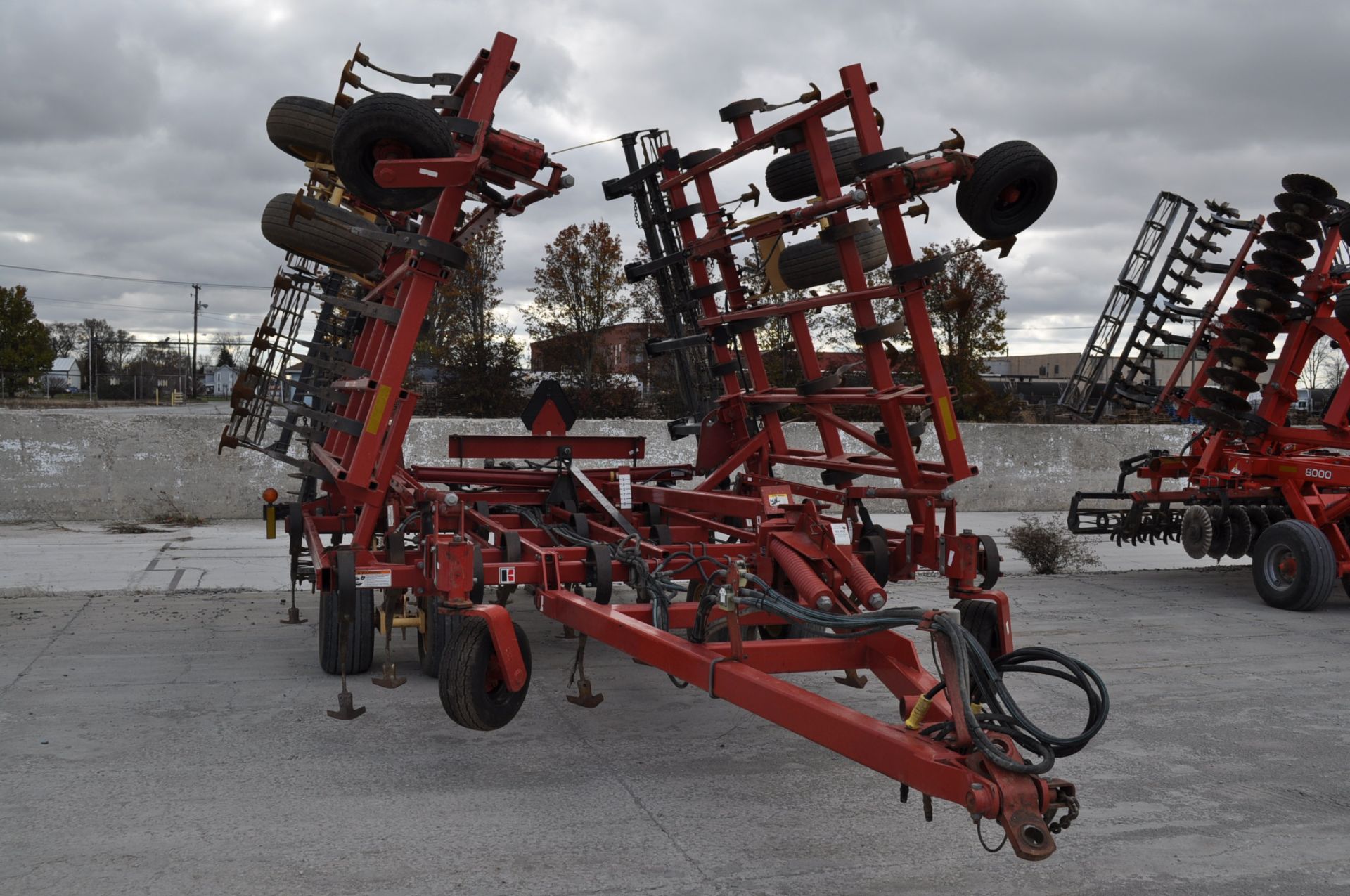 Krause 5630 30’ Field culitivator, floating hitch, walking tandem, Hyd & Elec rear hitch, UM 3 Bar