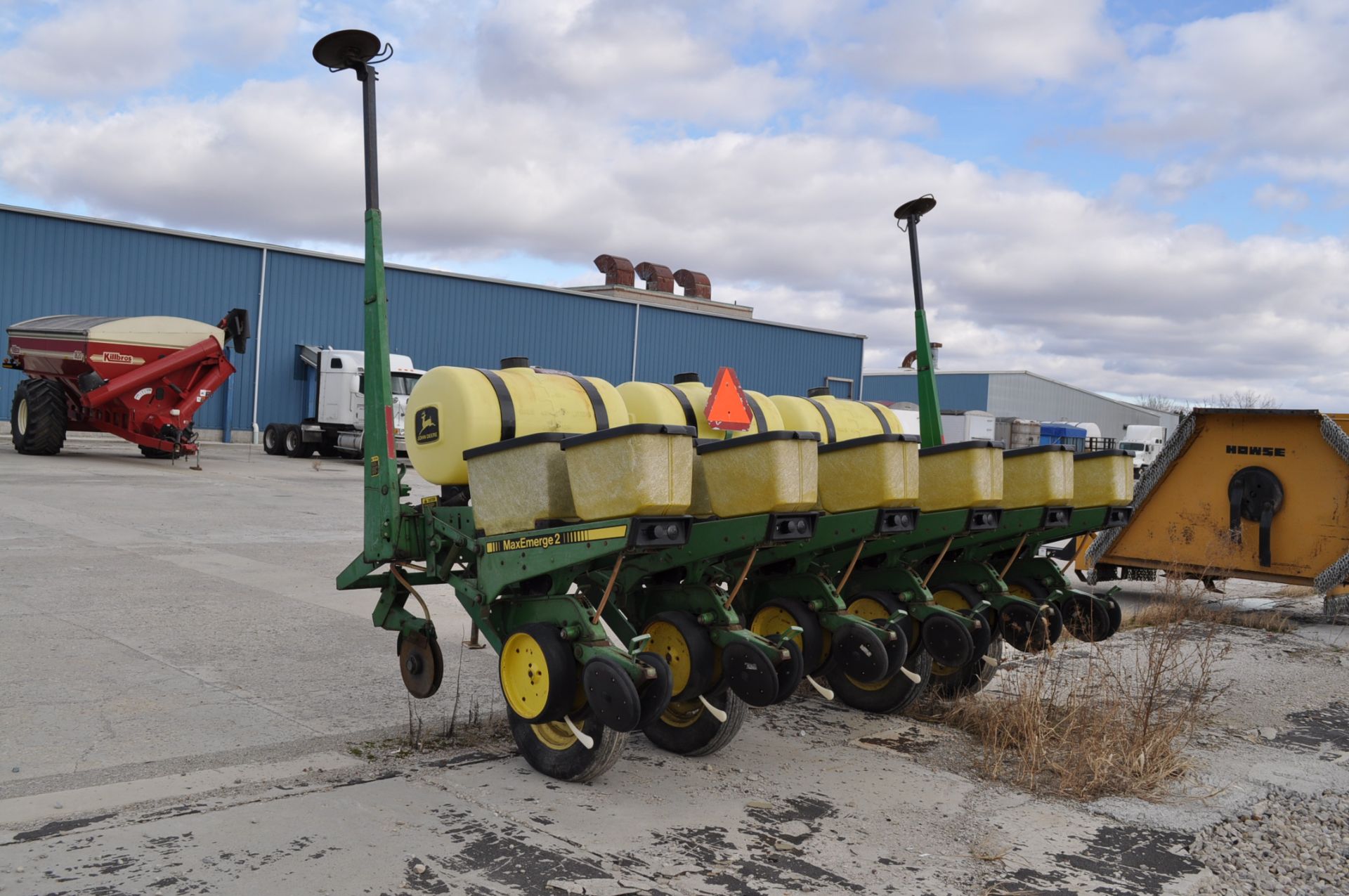 John Deere 7200 6RN corn planter, liquid fertilizer, insecticide boxes, newer seed & fert disc - Image 2 of 7