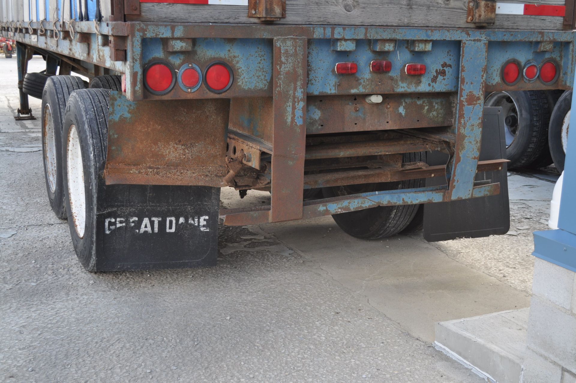 40' Great Dane Flat Floor steel trailer, sliding tandem, grain sides, newer tarp, NO TITLE - Image 10 of 10