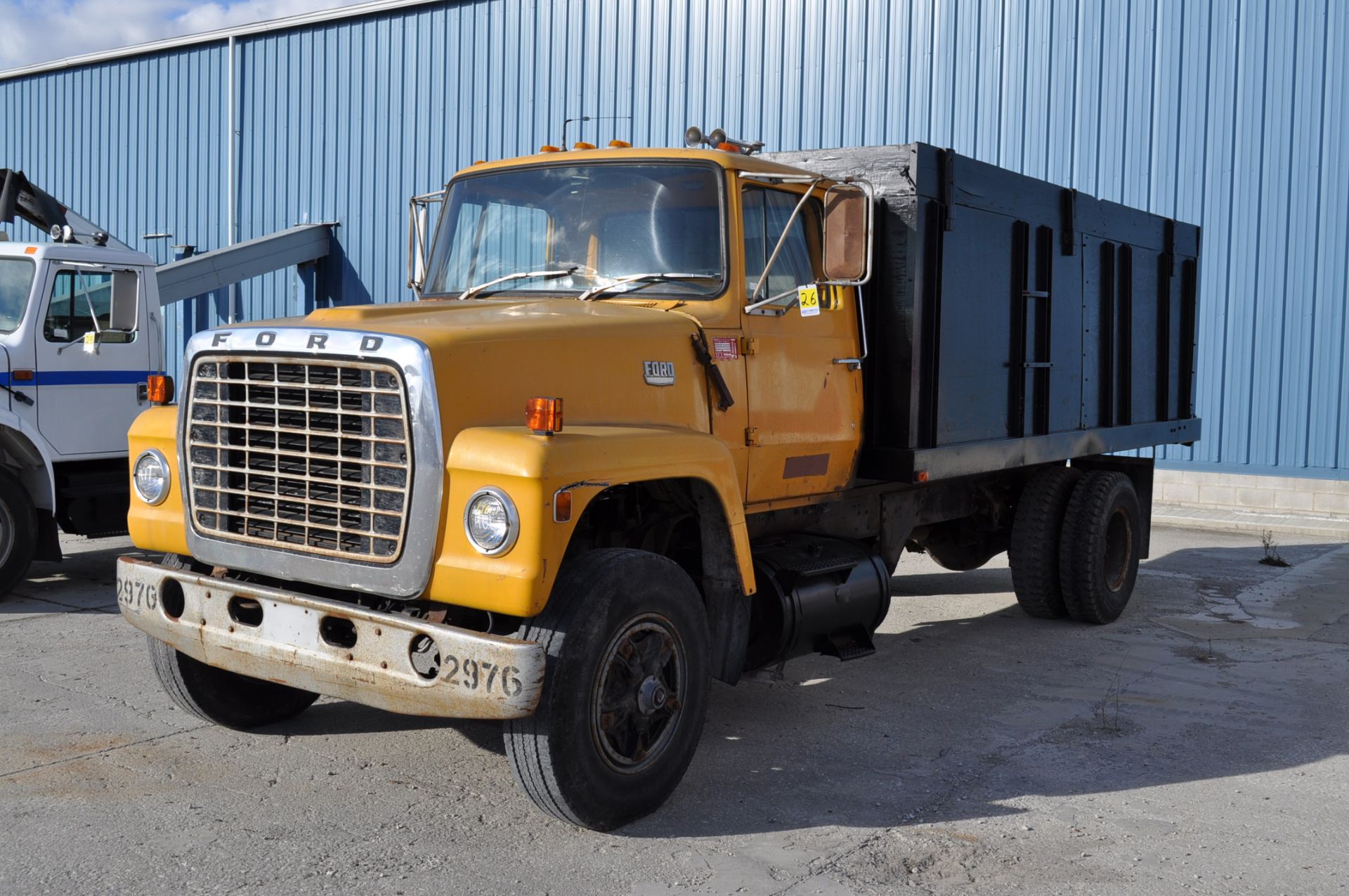 1977 Ford F-900 Grain Truck, 16’ wood floor dump bed, PTO, Gas V-8, 5/2 spd, spring ride, VIN - Image 5 of 10