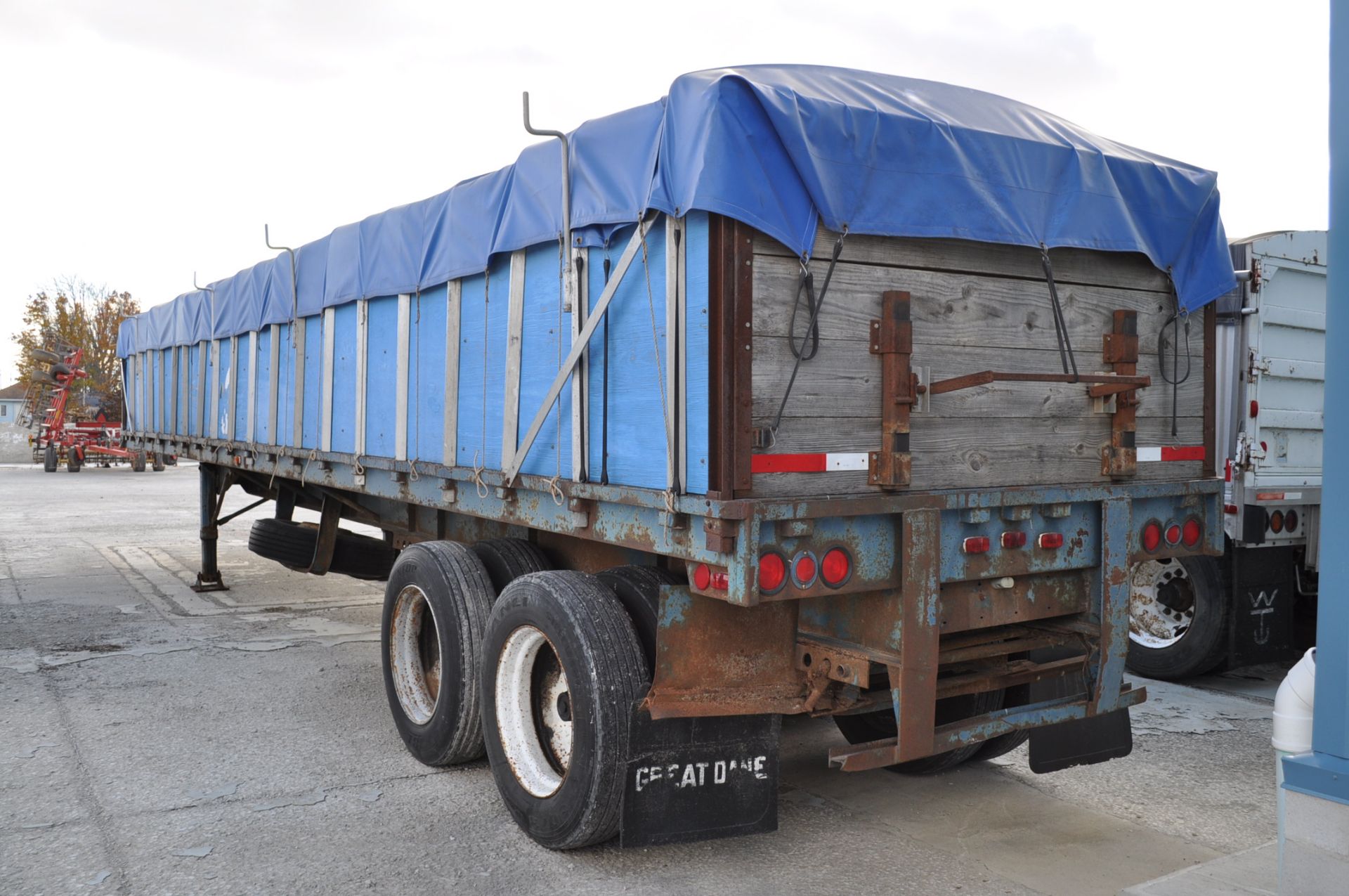 40' Great Dane Flat Floor steel trailer, sliding tandem, grain sides, newer tarp, NO TITLE - Image 2 of 10