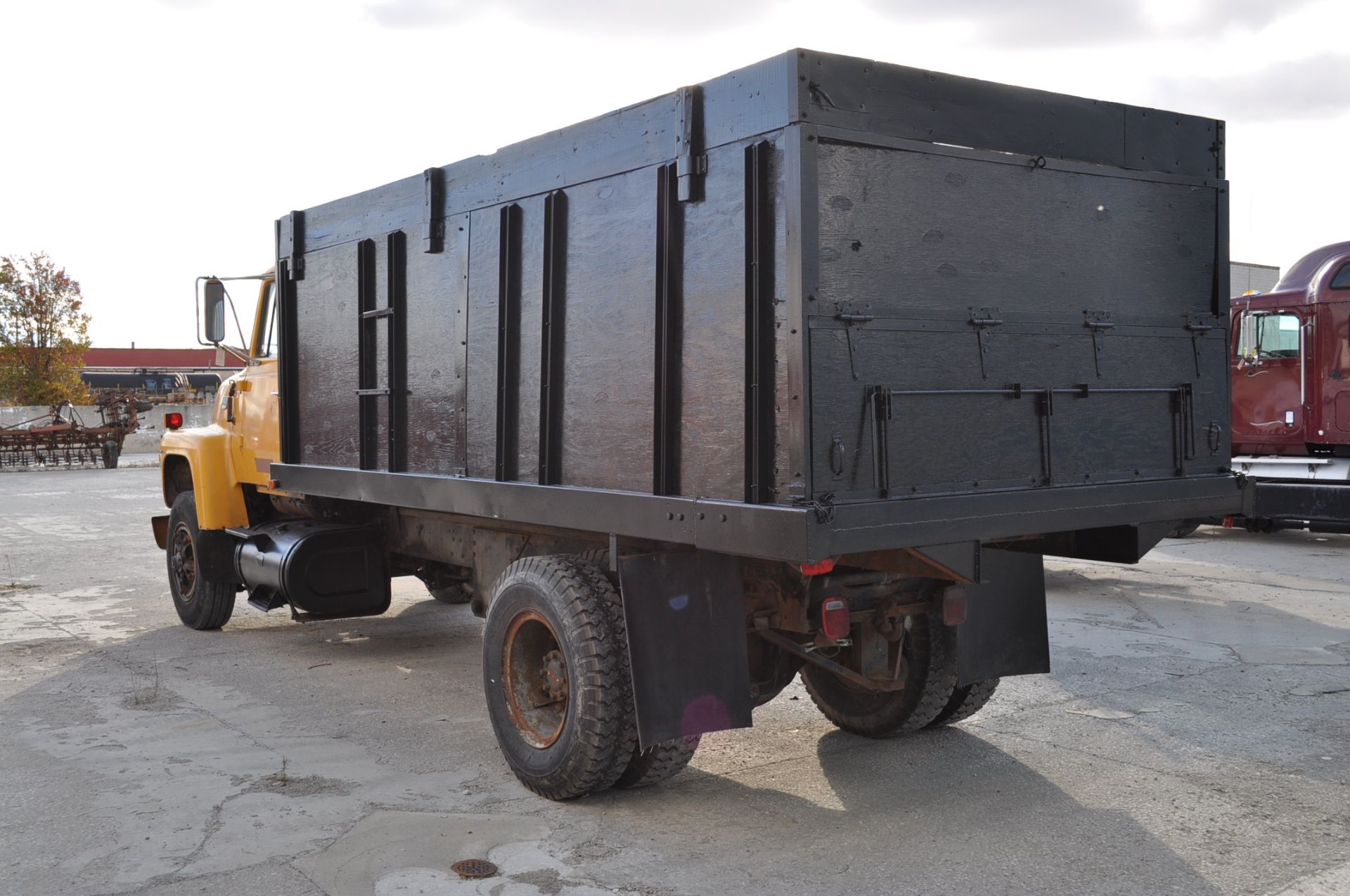 1977 Ford F-900 Grain Truck, 16’ wood floor dump bed, PTO, Gas V-8, 5/2 spd, spring ride, VIN - Image 6 of 10