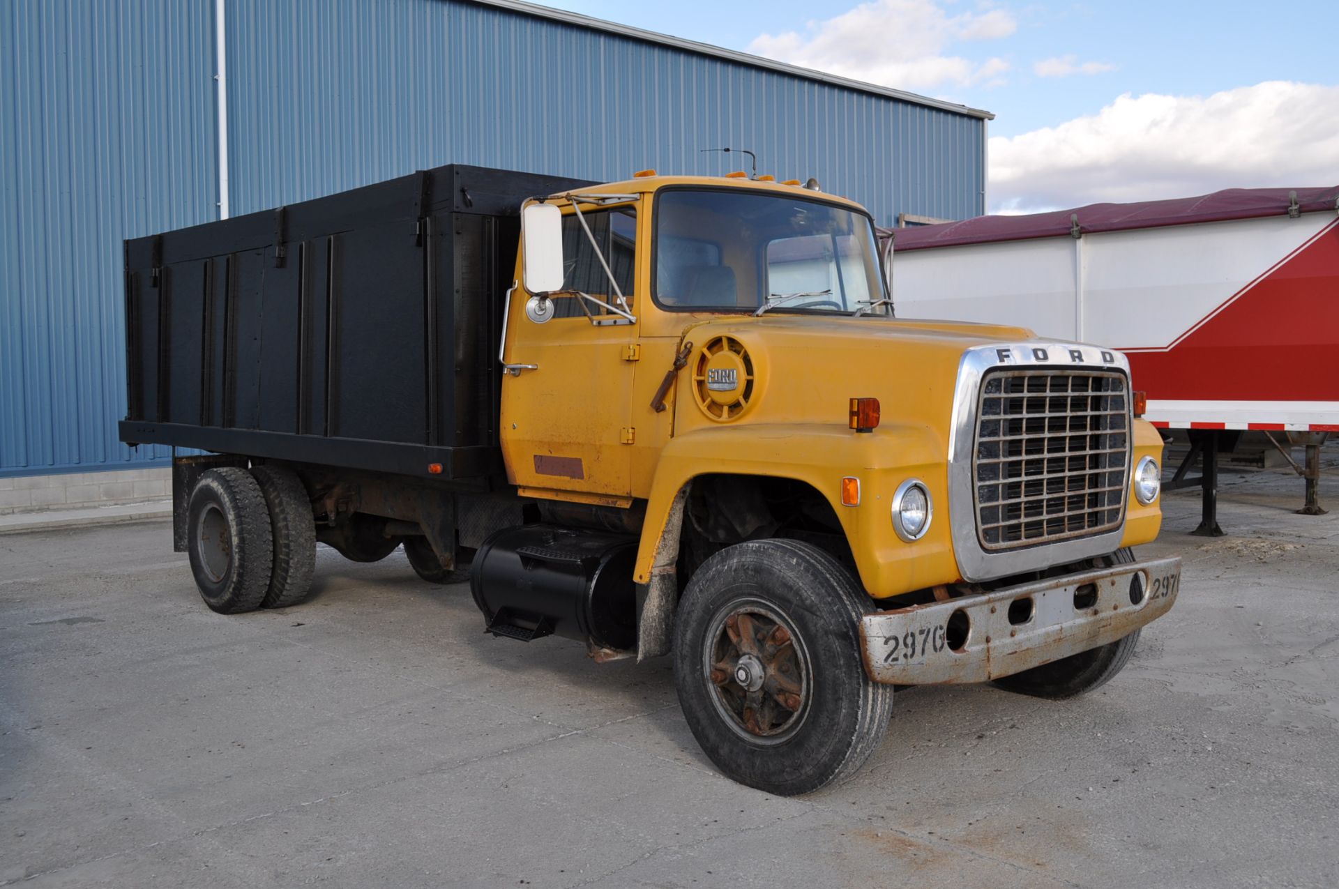 1977 Ford F-900 Grain Truck, 16’ wood floor dump bed, PTO, Gas V-8, 5/2 spd, spring ride, VIN - Image 8 of 10