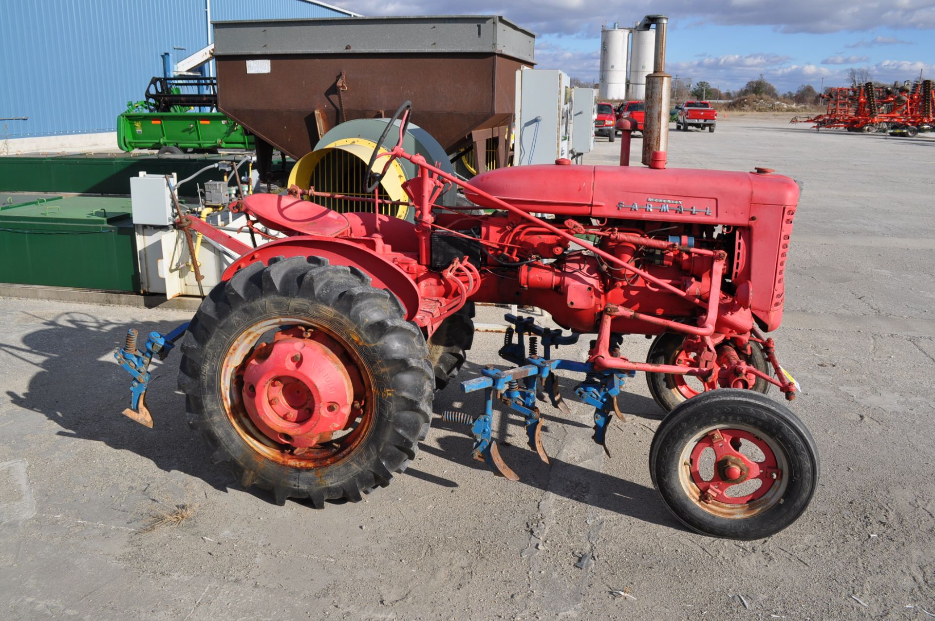 McCormick Farmall 100 Tractor w/cultivator, pto, wheel wts, newer tires - Image 5 of 6