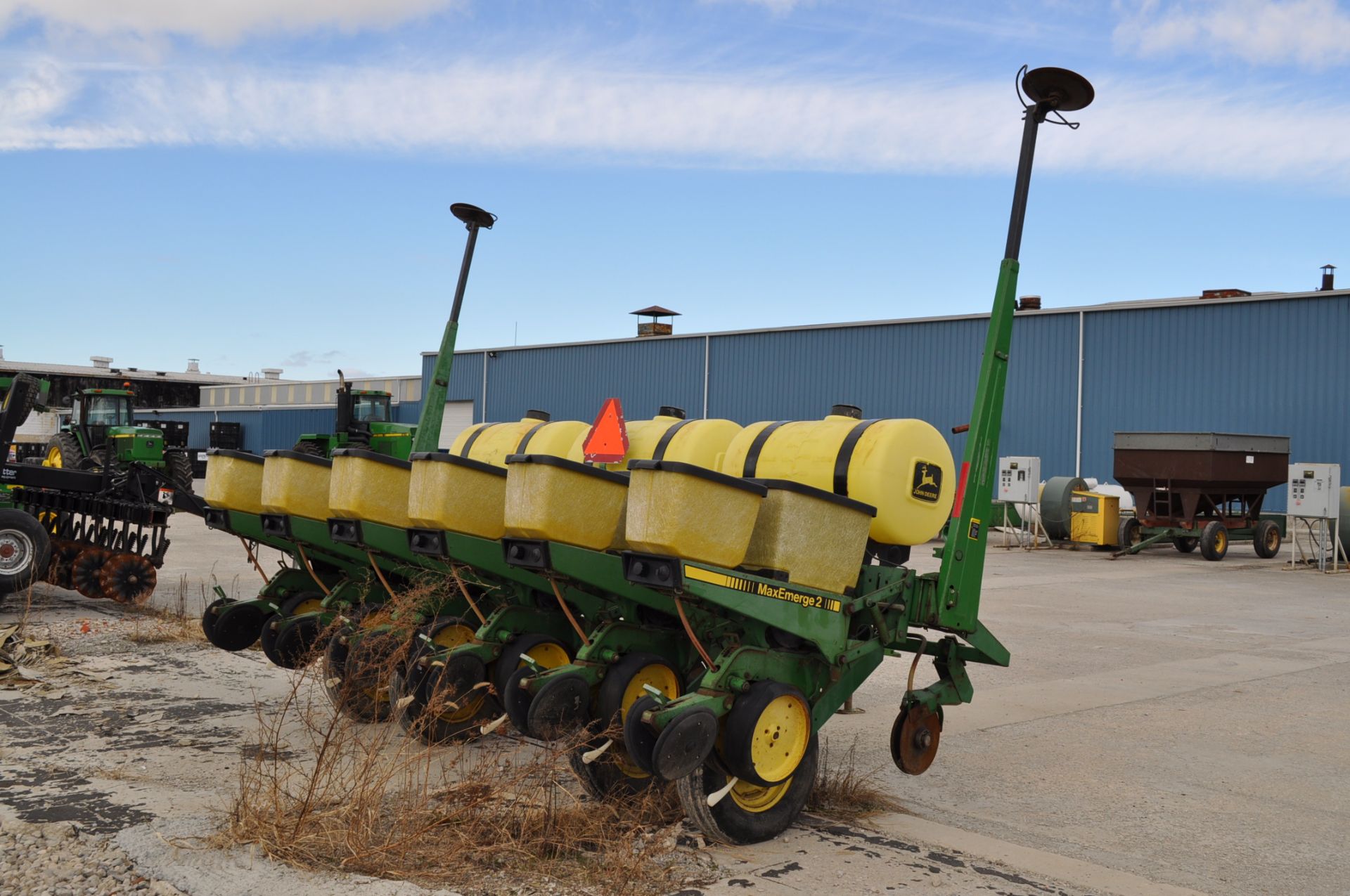 John Deere 7200 6RN corn planter, liquid fertilizer, insecticide boxes, newer seed & fert disc - Image 3 of 7