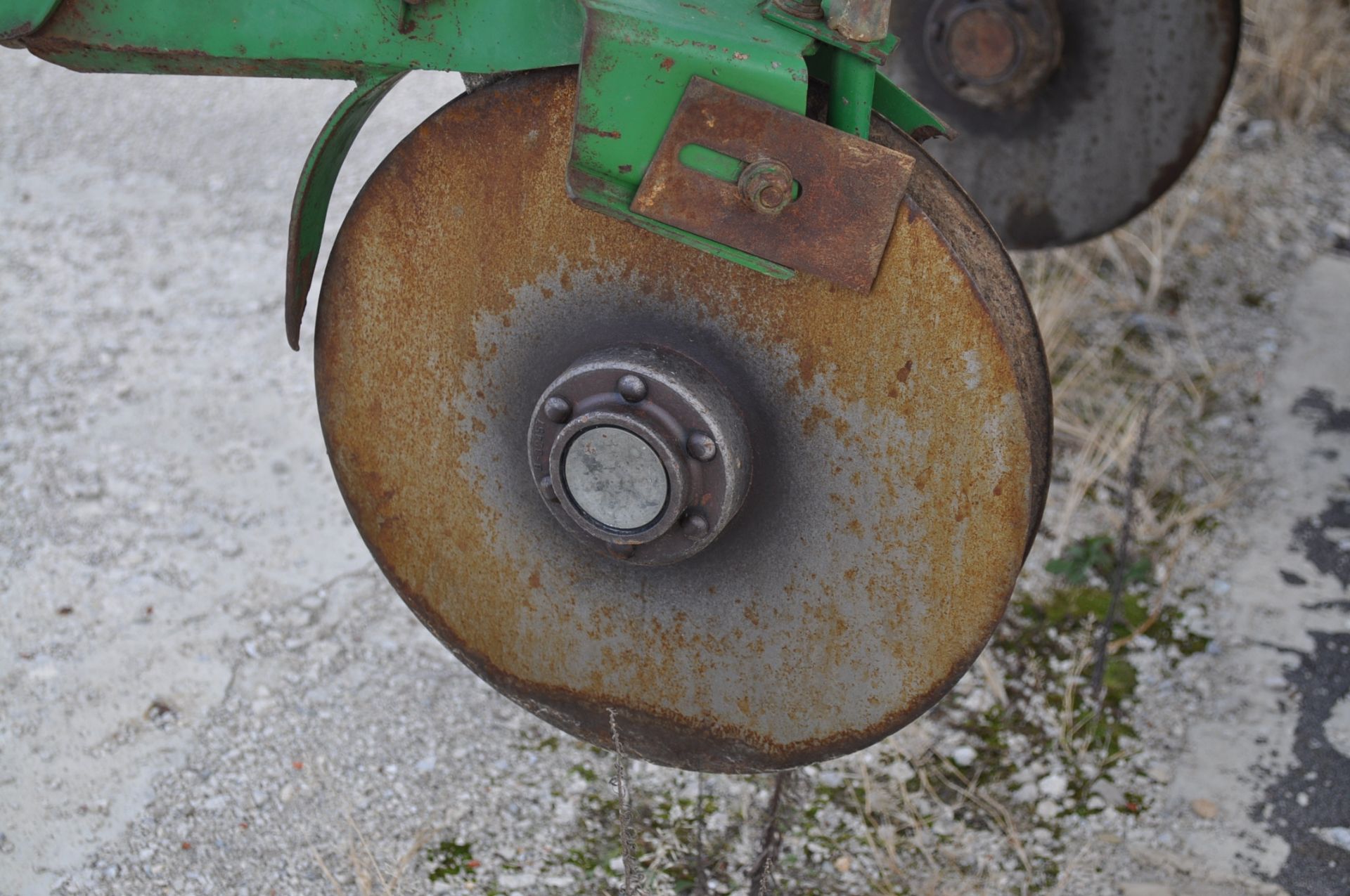 John Deere 7200 6RN corn planter, liquid fertilizer, insecticide boxes, newer seed & fert disc - Image 7 of 7