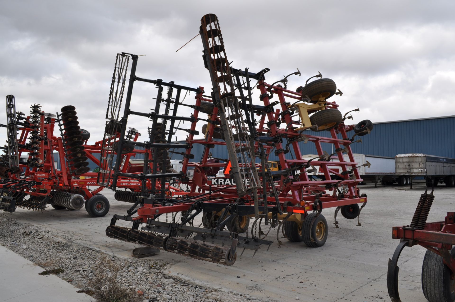 Krause 5630 30’ Field culitivator, floating hitch, walking tandem, Hyd & Elec rear hitch, UM 3 Bar - Image 5 of 9