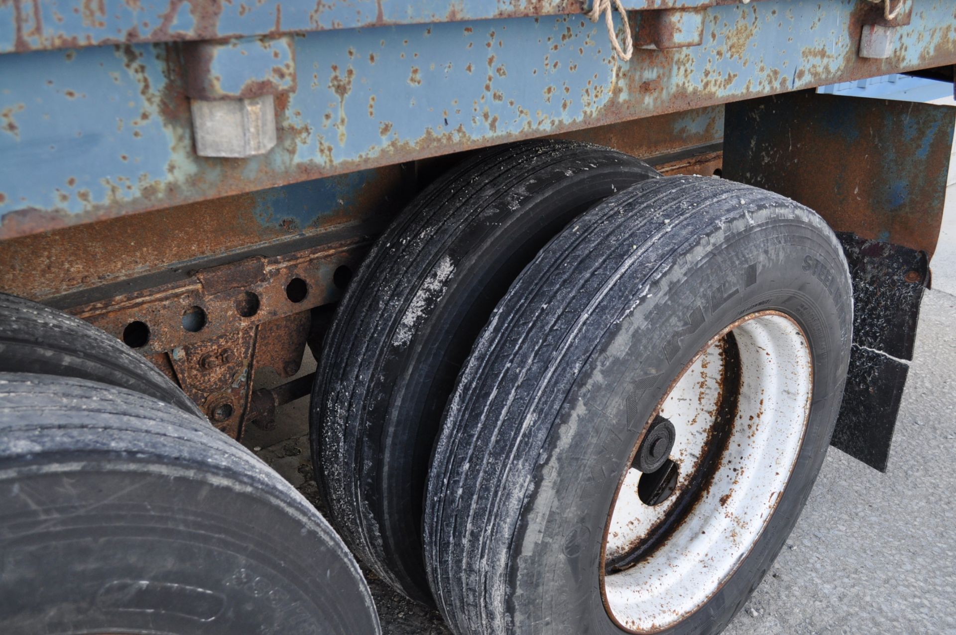 40' Great Dane Flat Floor steel trailer, sliding tandem, grain sides, newer tarp, NO TITLE - Image 9 of 10