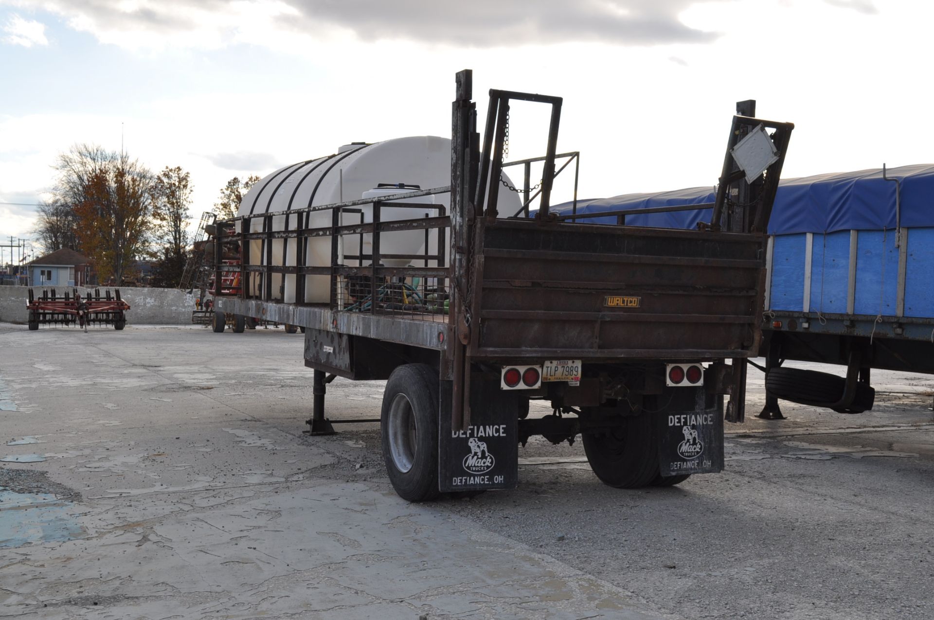 27' Nurse Spray Trailer, single axle, steel floor, hyd lift rear gate, tool boxes, 2600 gal poly - Image 2 of 7