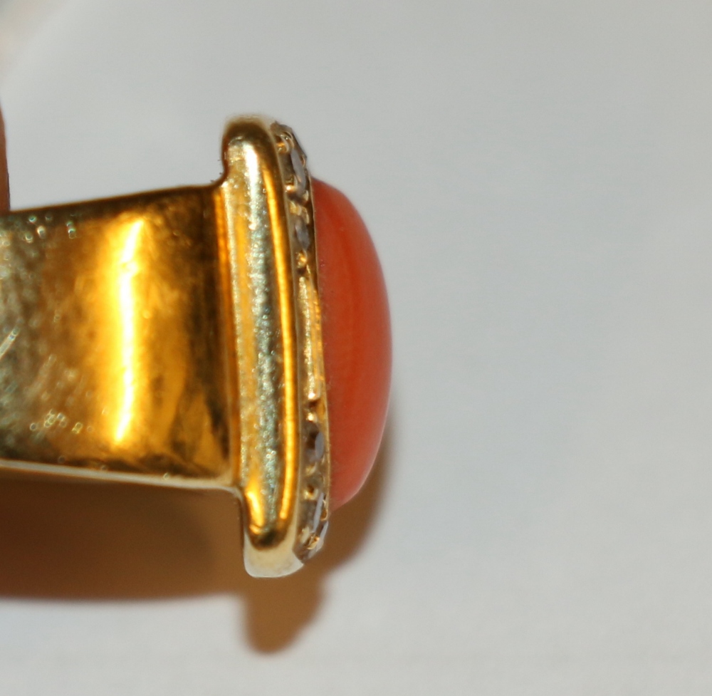 18ct gold coral and diamond set ring with central matt cabochon oval coral flanked by twelve - Image 3 of 5