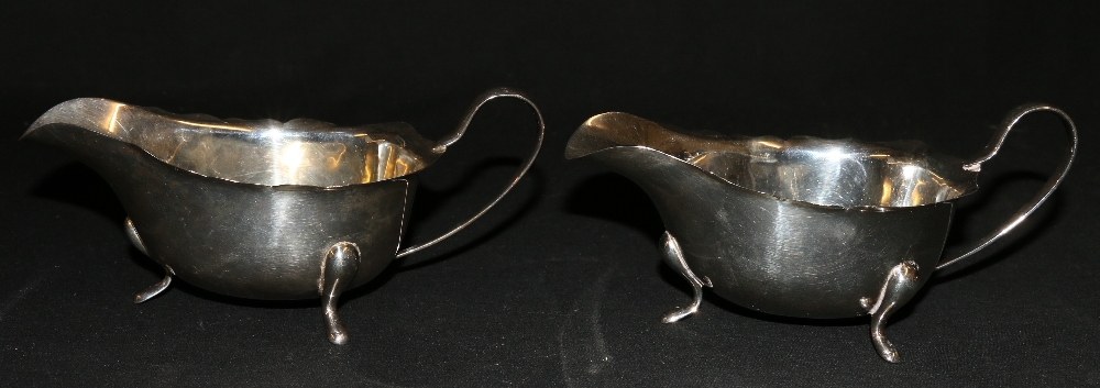 Pair of silver creamers raised on pad feet, Birmingham 1934,