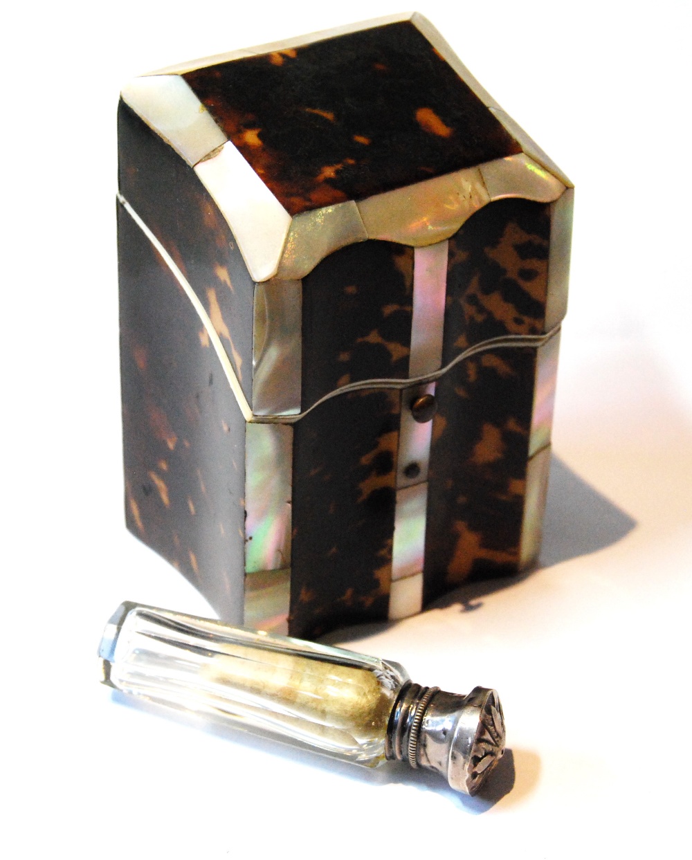 Victorian tortoiseshell and mother of pearl necessaire with sloping front and a similar snuff box. - Image 2 of 4