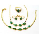 Gold suite with emeralds comprising bracelet, necklace, ring and earrings, '750'.