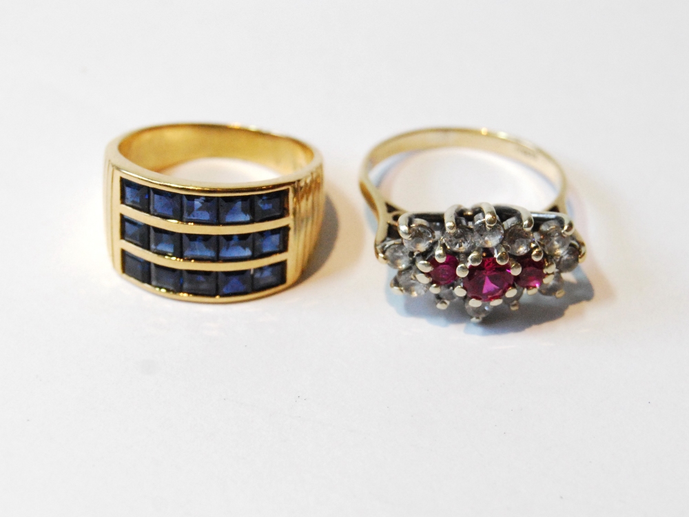 Unusual gold ring with three rows of baguette sapphires, in gold, '750', and another, 9ct.