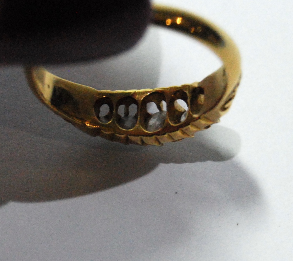 Diamond five-stone ring with graduated brilliants, 18ct gold, c. 1900. - Image 3 of 3