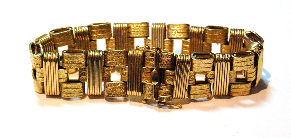 9ct gold bracelet of heavy ribbed and textured links. Condition Report 39g, 20.