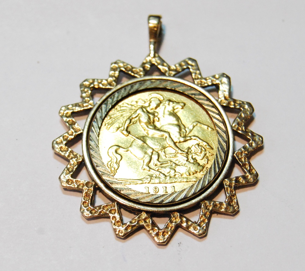 Half sovereign, 1911, in detachable 9ct gold pendant mount. Condition Report 9.