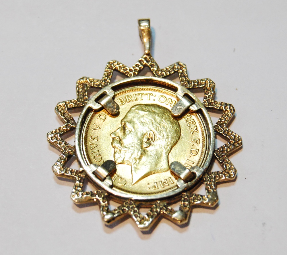 Half sovereign, 1911, in detachable 9ct gold pendant mount. Condition Report 9. - Image 2 of 2