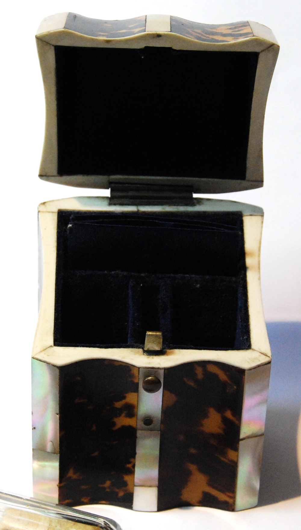 Victorian tortoiseshell and mother of pearl necessaire with sloping front and a similar snuff box. - Image 3 of 4