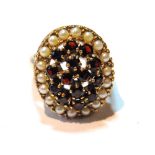 Dress ring with pearls and garnets, in 9ct gold.