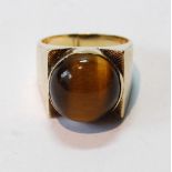 Ring with oval cabochon tiger's eye, in gold, '18k'.