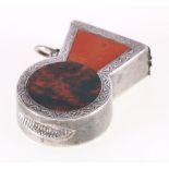 Silver and bloodstone keyhole vesta, circa 1900, hallmarks worn, 21g, 4.5cm.