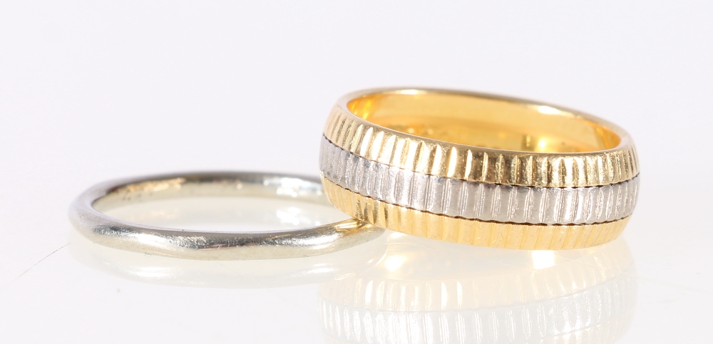 18ct yellow and white gold wedding band with cut decoration 4.