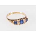 Edwardian gold ring with three sapphires and two pairs of old cut diamond brilliants in 18ct gold,