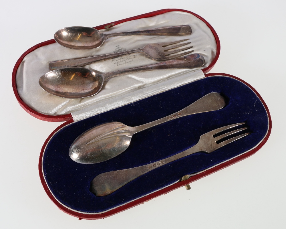 Cased silver spoon and fork set, with trefoil terminals, London 1920, 50g,