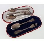 Cased silver spoon and fork set, with trefoil terminals, London 1920, 50g,