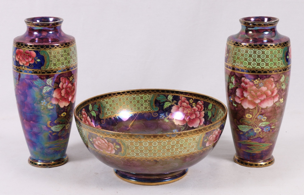 Maling bowl, 10.5cm and a pair of matching vases, 23.