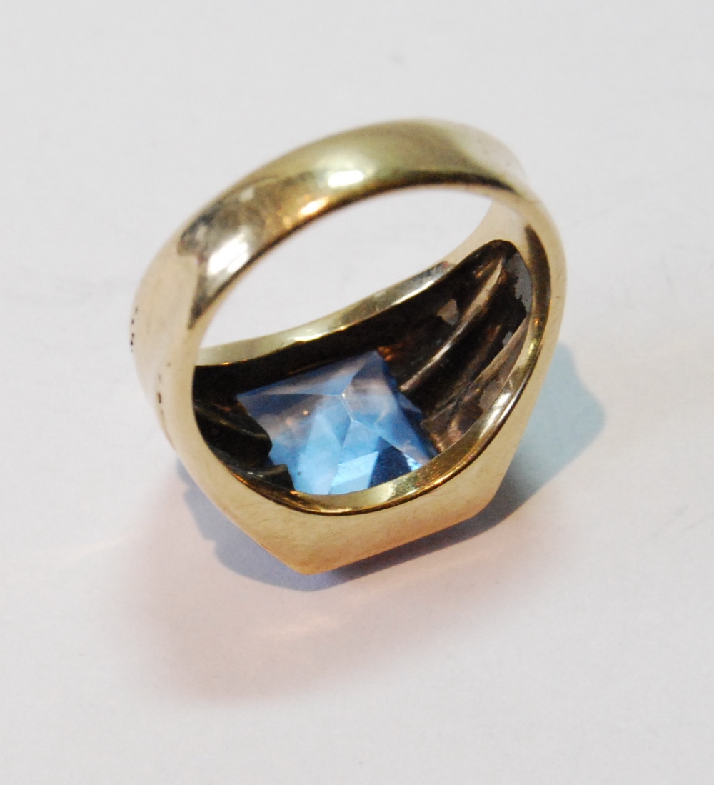 Synthetic blue spinel ring, trap-cut, in gold, '10K'. - Image 3 of 3