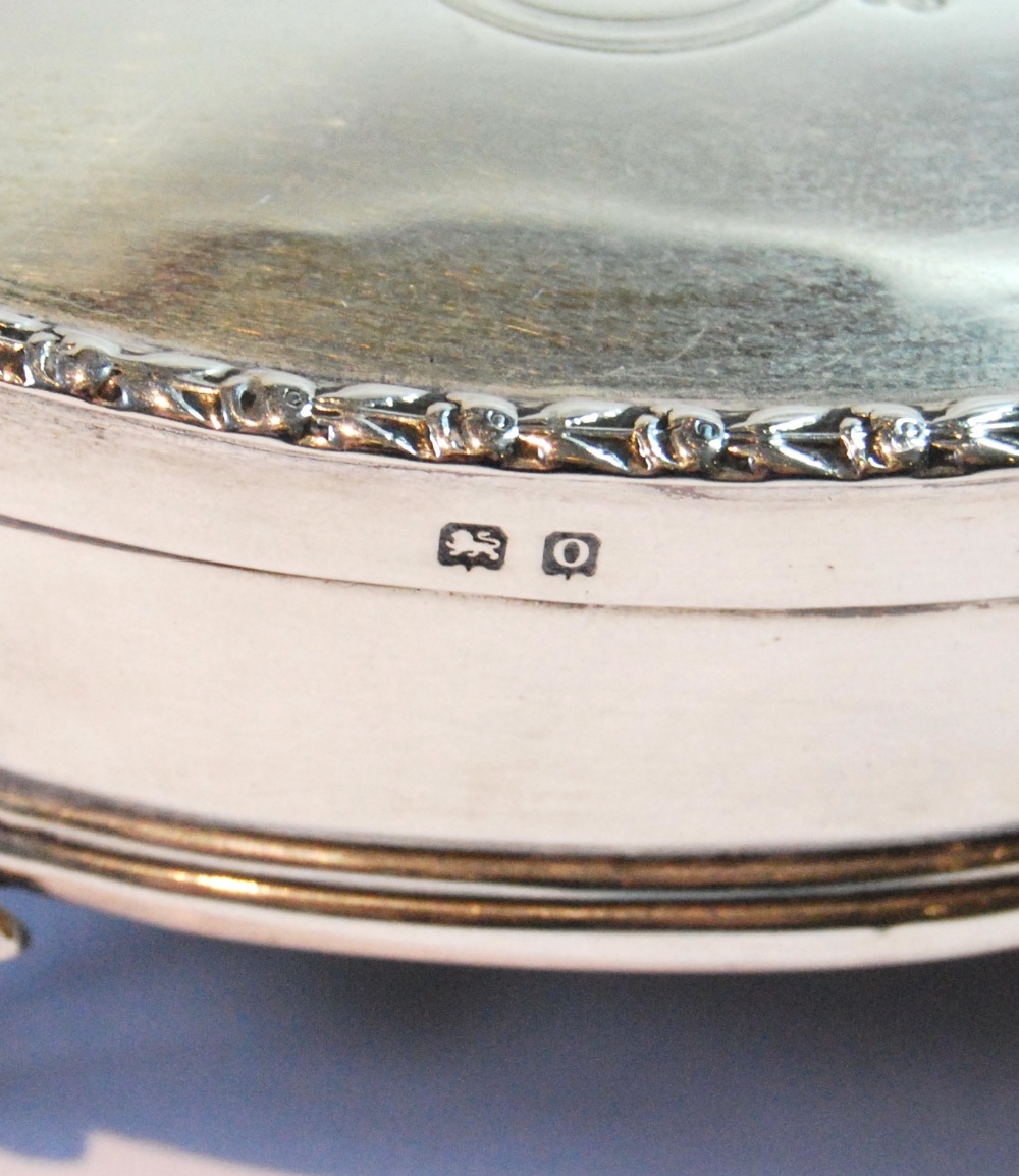 Silver oval trinket box with embossed edge, Birmingham 1913, 9cm. - Image 2 of 4