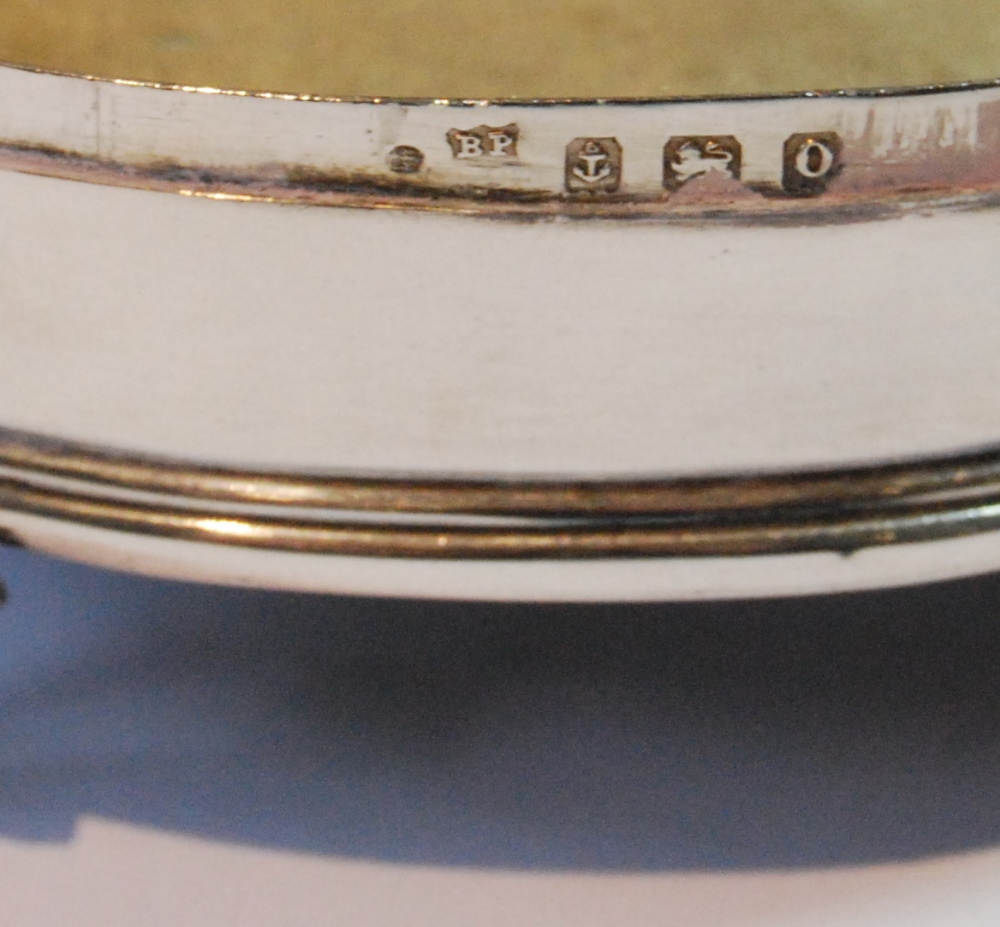 Silver oval trinket box with embossed edge, Birmingham 1913, 9cm. - Image 3 of 4