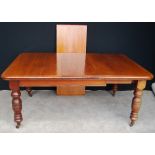 Victorian mahogany extending dining table with two additional leaves and handle, one leaf 40cm,