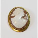 Cameo brooch with shell portrait of a woman, in gold, '9ct'.