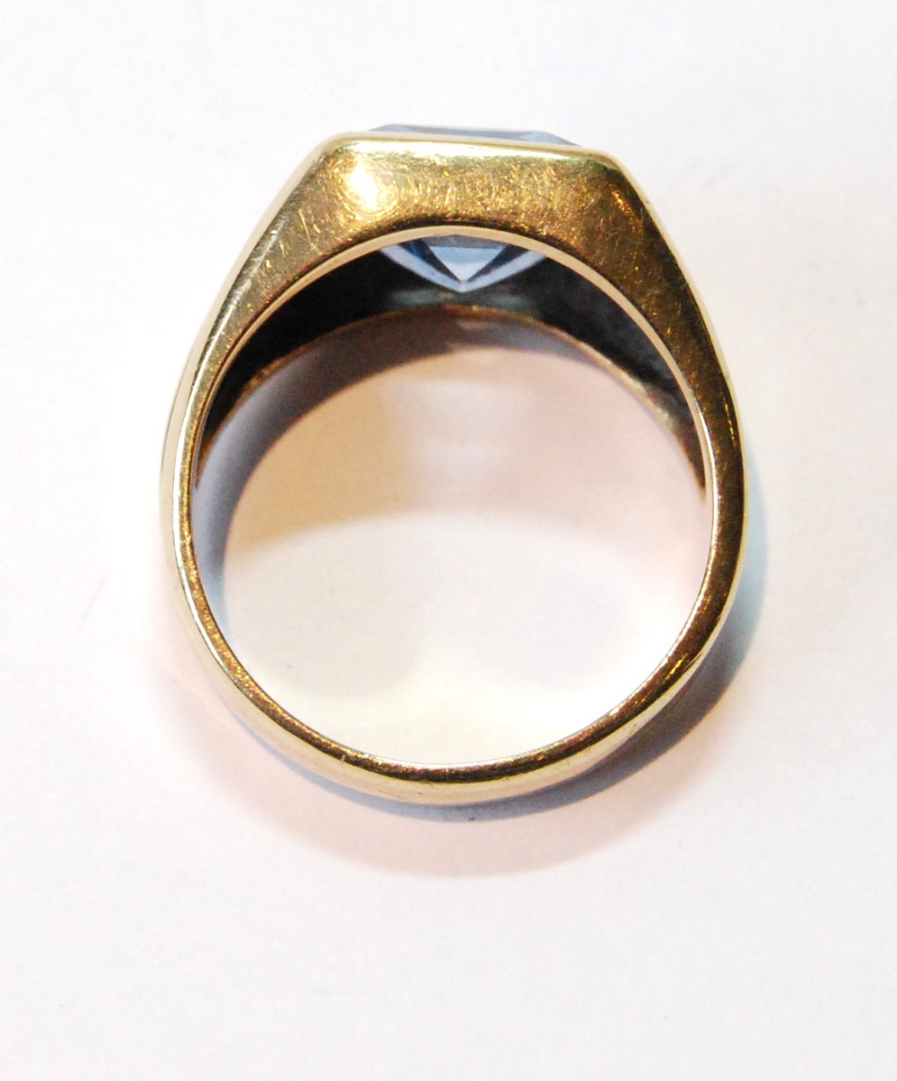 Synthetic blue spinel ring, trap-cut, in gold, '10K'. - Image 2 of 3