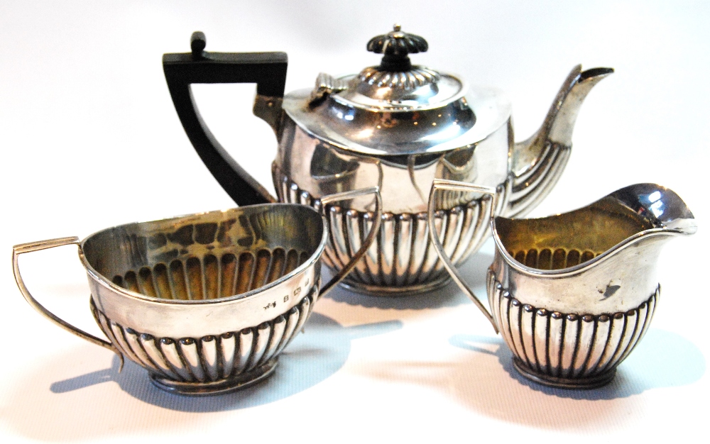 Silver individual three-piece tea set of part fluted oval shape, Birmingham 1901, 10oz.