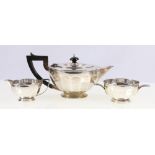 Silver three-piece teaset of faceted circular form, Birmingham 1932, 642g gross.