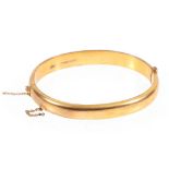 9ct yellow gold bangle. 9.