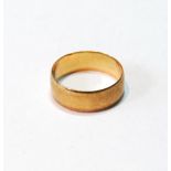 18ct gold band ring.