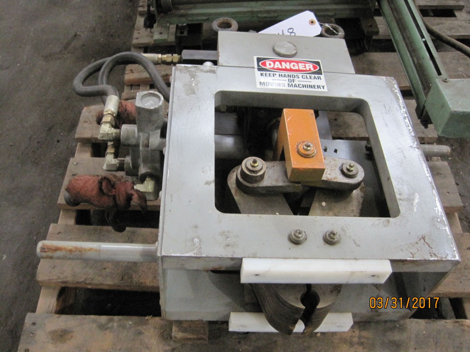 Hydraulic crimper with manual shuttle valve