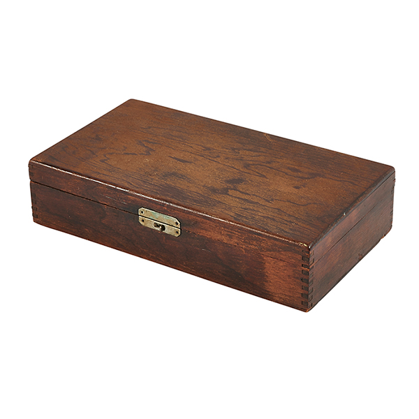 American Arts & Crafts Period, Elbert Hubbard cigar box, pine, 9.75"w x 5.5"d x 2.25"h Some light - Image 2 of 2