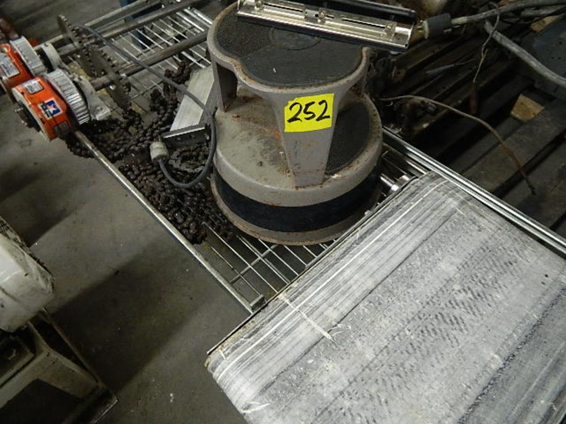 Lot. Misc. Belt Conveyor 16 x 22", Step Stool, Chain, Torq-Guard M/N T660, Portable Metro Cart