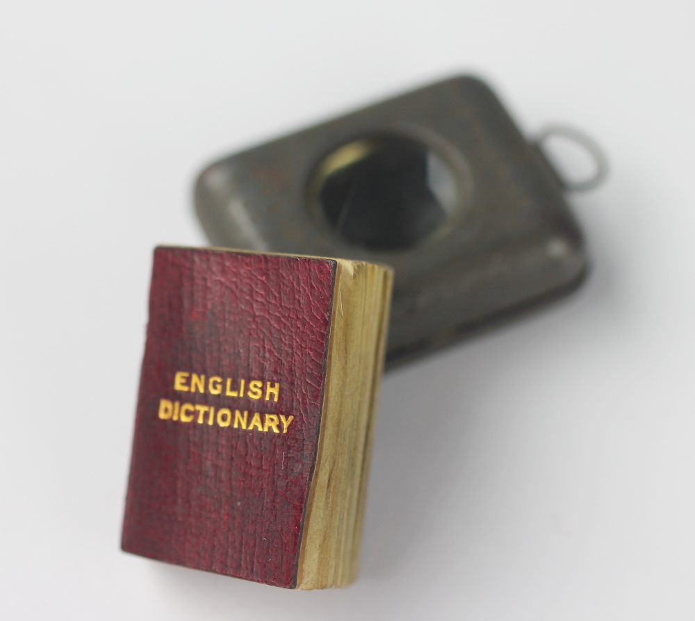 THE SMALLEST DICTIONARY IN THE WORLD, a miniature pears dictionary, - Bild 3 aus 3