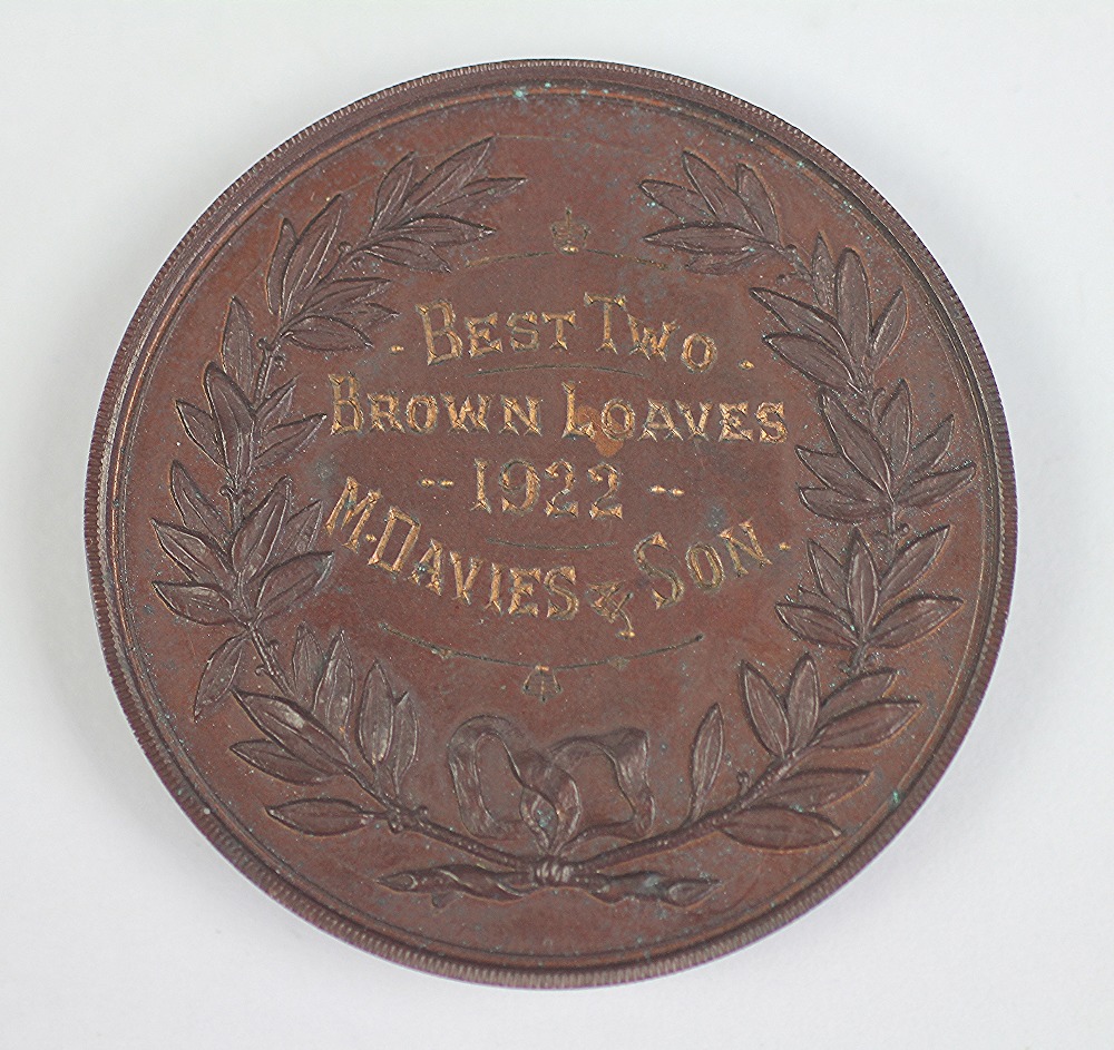 A Llangollen Agricultural Society medallion in case, engraved verso 'Best Two Brown Loaves, 1922, W. - Bild 3 aus 3