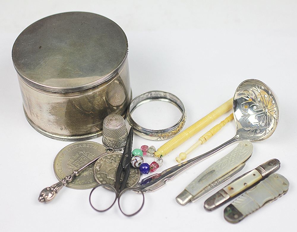 A George V circular silver box and hinged cover, Sheffield 1919, 7.