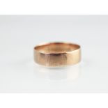 A 9ct yellow gold wedding band 2.