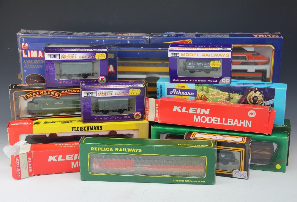 A mixed collection of model locomotives etc, to include,