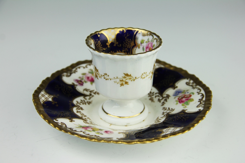 A Coalport blue batwing pattern egg cup, 6cm,